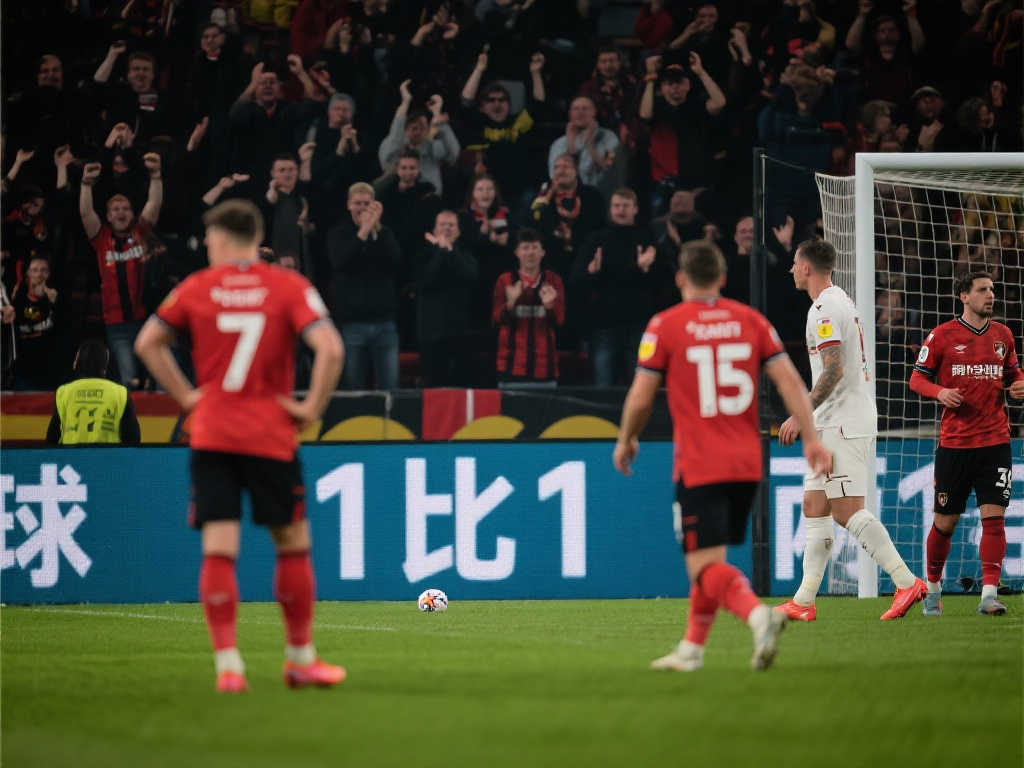 巴西主场1-1战平乌拉圭,两粒15号进球成焦点,球迷不满嘘声四起